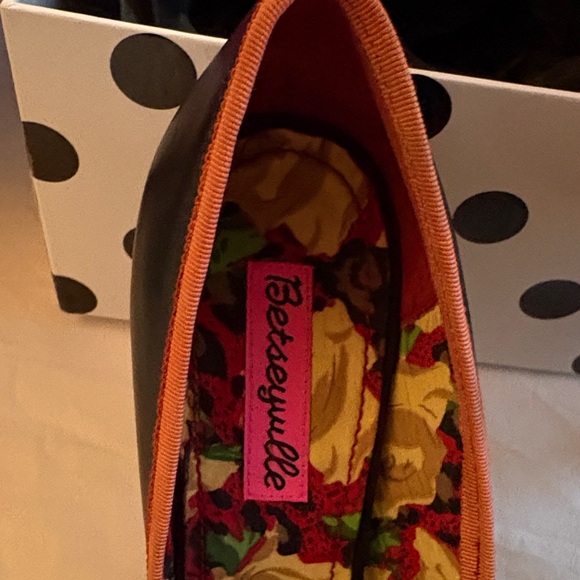 Betsey Johnson Black Heels with Red Bow - Picture 4 of 15